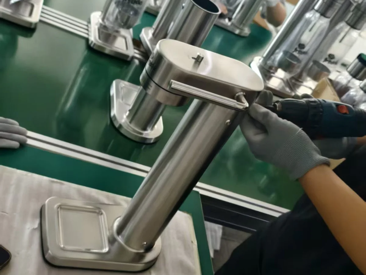 Fastener assembly on a G15 Pro soda maker for the Brazilian distributor