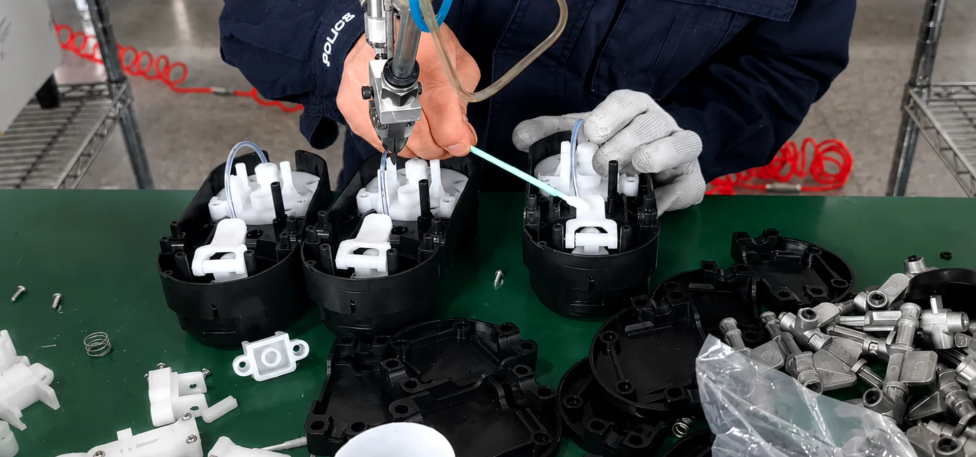 Soda maker valve and connector assembly